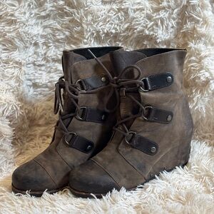 Sorel Joan of Arctic lace up wedge boots. Waterproof. Size 9